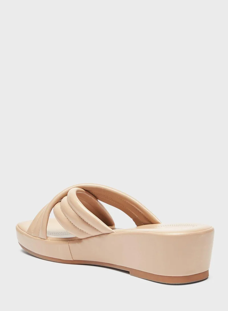 لو كونفورت Cross Strap Wedge Sandal