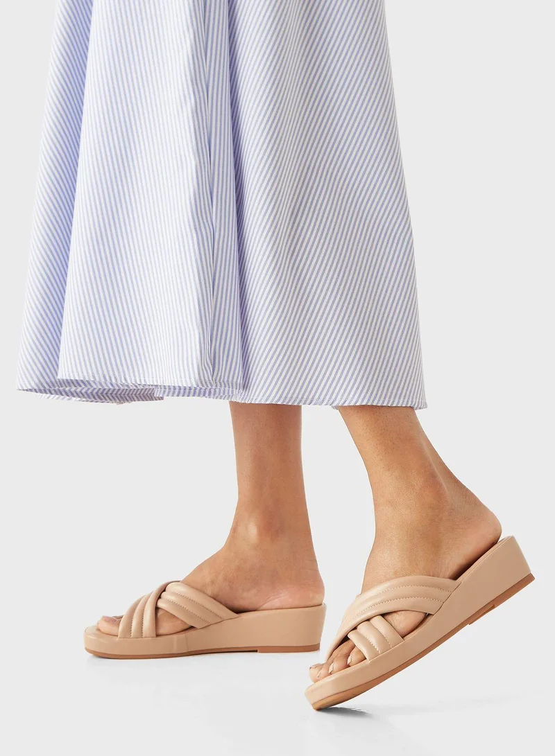 لو كونفورت Cross Strap Wedge Sandal