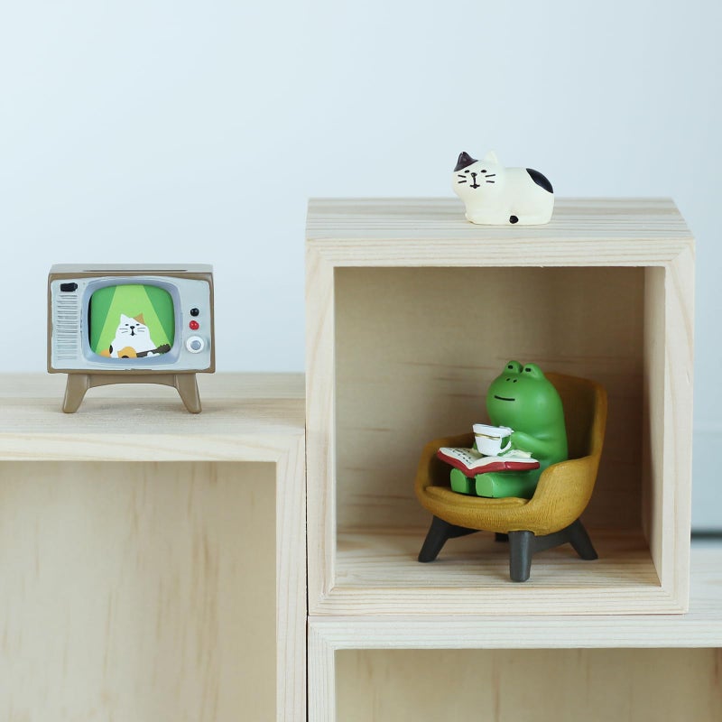 Mevodeata Cute Mini Frog and Cat Figurine with Small Sofa and TV Resin Figure for Office Home Decor Perfect Cute Frog Gift and Cat Gift - Image 5