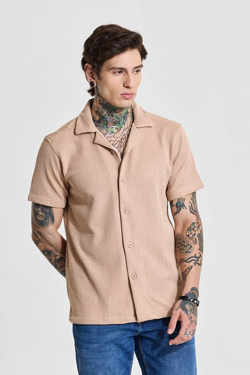 سنيتش قميص بيج بقصة صندوقية بنقوش