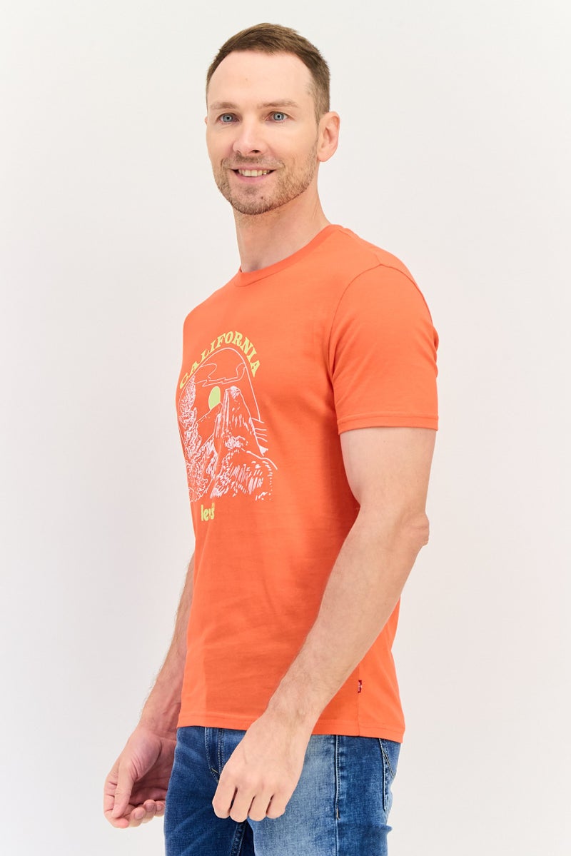 Levi's تي شيرت رجالي بأكمام قصيرة وياقة دائرية بطباعة جرافيك، أحمر - Image 2