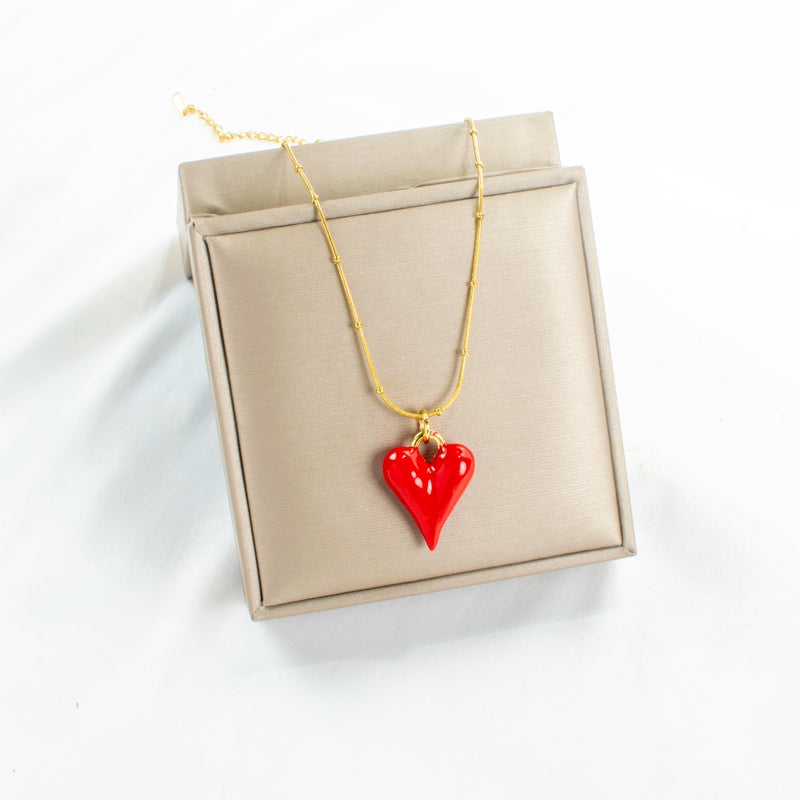 سلسلة استانليس ستيل ذهبي مع دلاية شكل قلب أحمر - Image 2