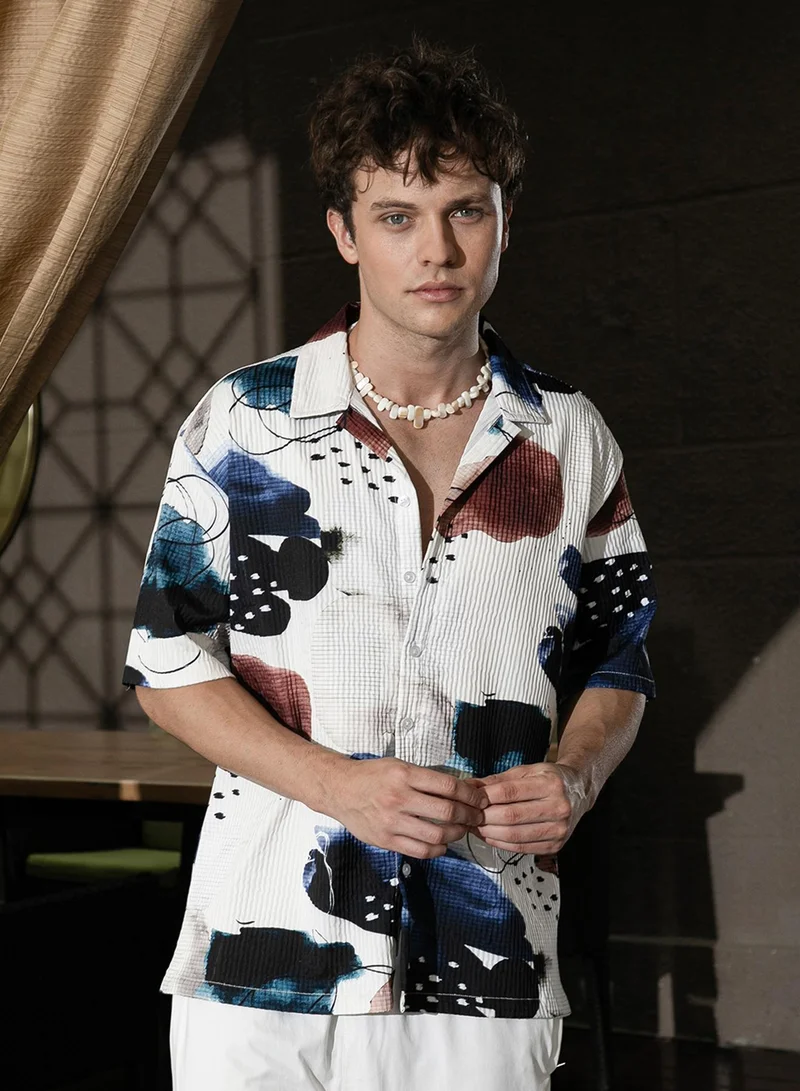 كامبوس سوترا قميص رجالي أبيض بتصميم أزهار مجردة فضفاض للملابس الكاجوال