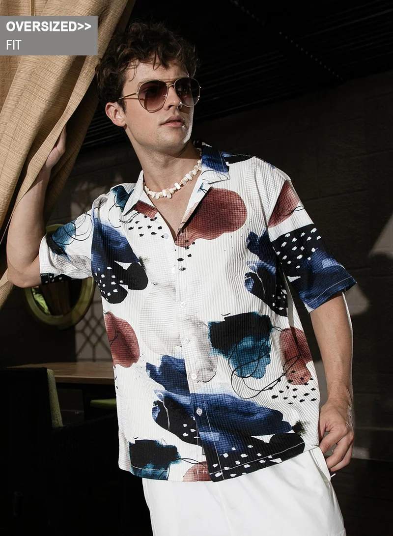 كامبوس سوترا قميص رجالي أبيض بتصميم أزهار مجردة فضفاض للملابس الكاجوال