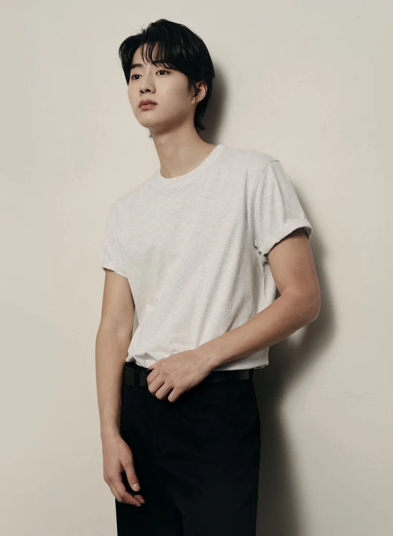 GIORDANO Men’s Slim Fit Tee –Lightweight & Everyday Comfort | Korea Collection