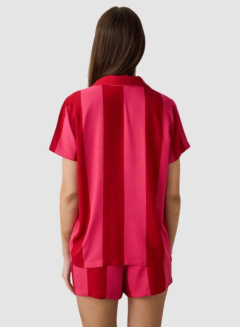 بنتي طقم بيجامة قصير بأكمام قصيرة وياقة مخططة