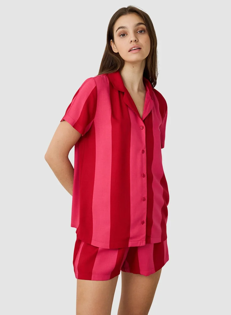 بنتي طقم بيجامة قصير بأكمام قصيرة وياقة مخططة