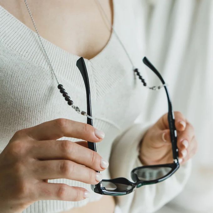 سلسلة نظارات من الخرز الأسود والفضي - Image 2