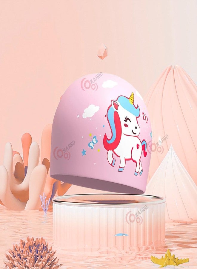 KARBD قبعة سباحة سيليكون من كاربد، للجنسين، مقاومة للماء، مناسبة لرياضات الماء للأطفال من جميع الأعمار (مقاس موحد، تصميم داخلي مانع للانزلاق، تصميم كرتوني، لون وردي ناعم للغاية، وحيد القرن واقف). - Image 4