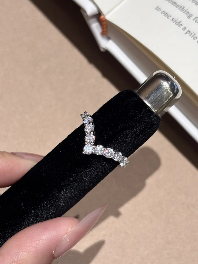 Styli Embellished V- Ring