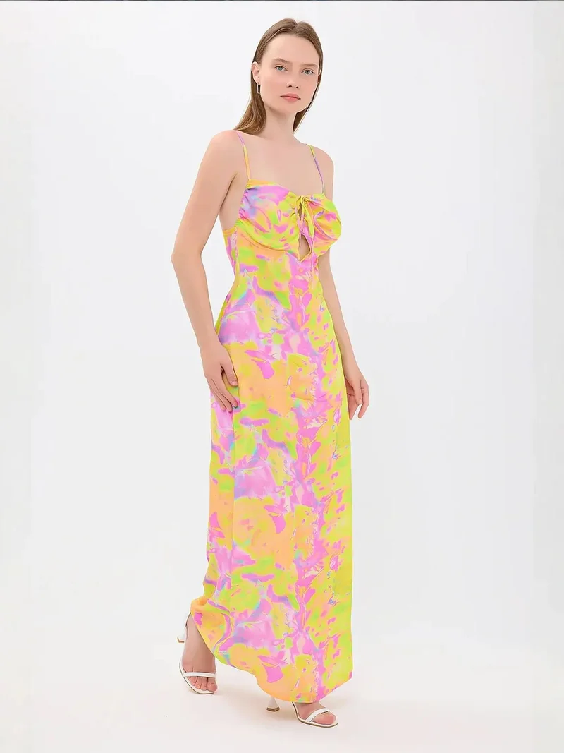 زوبعة فستان ماكسي بحمالات رفيعة وفتحة صدر على شكل زهور وصليب