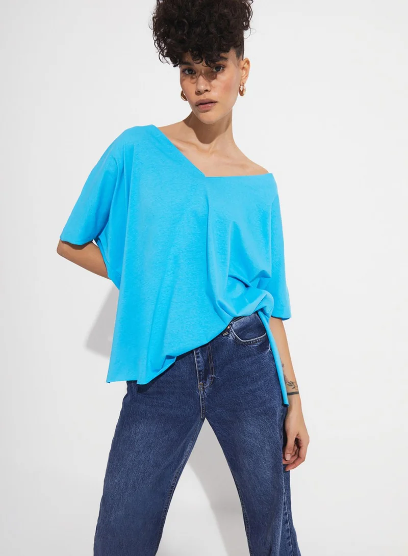 JUNE V-Neck T-Shirt