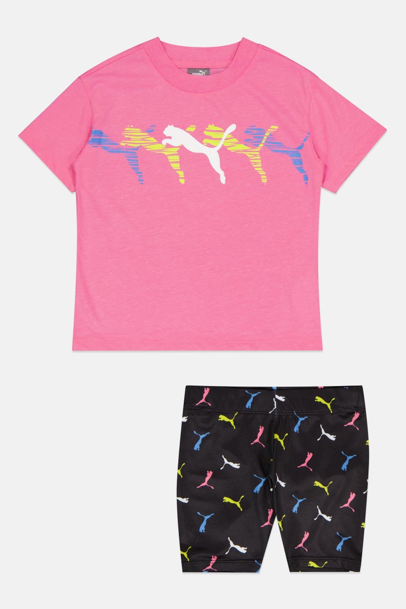 PUMA ملابس رياضية للبنات من قطعتين، تي شيرت وشورت بشعار العلامة التجارية، وردي/أسود - Image 1