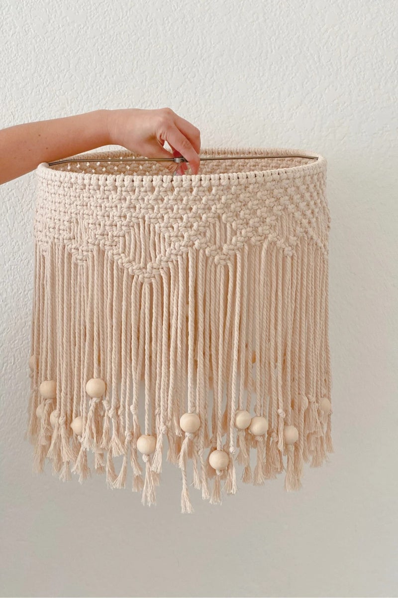 "غطاء مصباح بوهيمي مصنوع يدويًا ليضفي لمسة أنيقة ودافئة على ديكورك. تصميم بوهيمي كلاسيكي يكمّل أسلوبك بجاذبية دائمة."