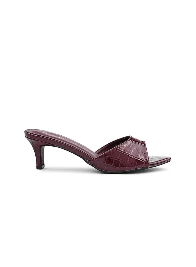 أيقون Glamorous heel slipper with a shimmering surface.