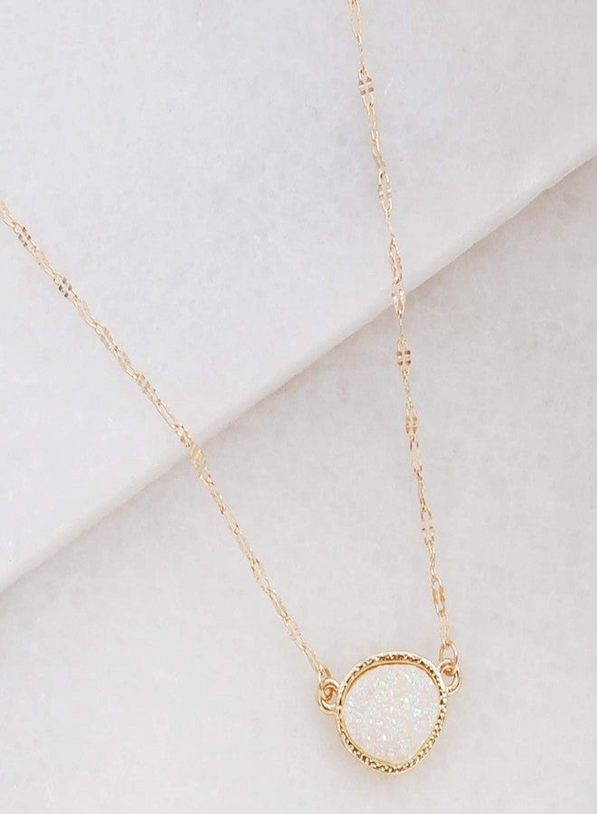 هامبل شيك نيويورك قلادة هامبل شيك نيويورك الرقيقة المصنوعة من حجر الدروزي الصناعي - قلادة بسيطة بسلسلة ذهبية اللون، وقلادة بيضاوية الشكل من حجر الجيود الصناعي، وحجر أوبال أبيض صناعي ذهبي اللون - Image 3
