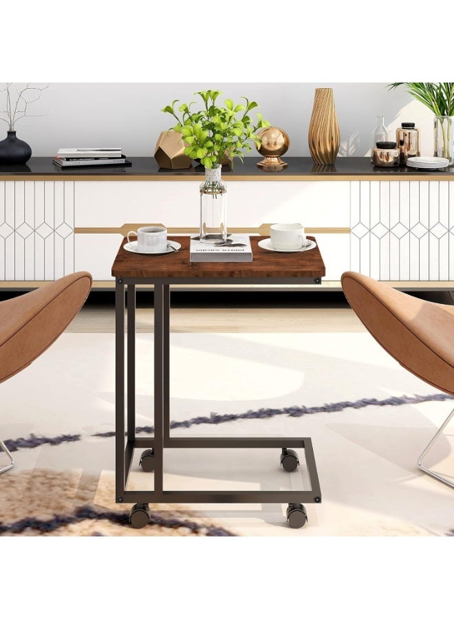 طاولة قهوة على شكل C مع عجلات، طاولة جانبية للأريكة وغرفة المعيشة، طاولة سناك متنقلة بسطح خشبي وهيكل معدني – أسود وبني - Image 1