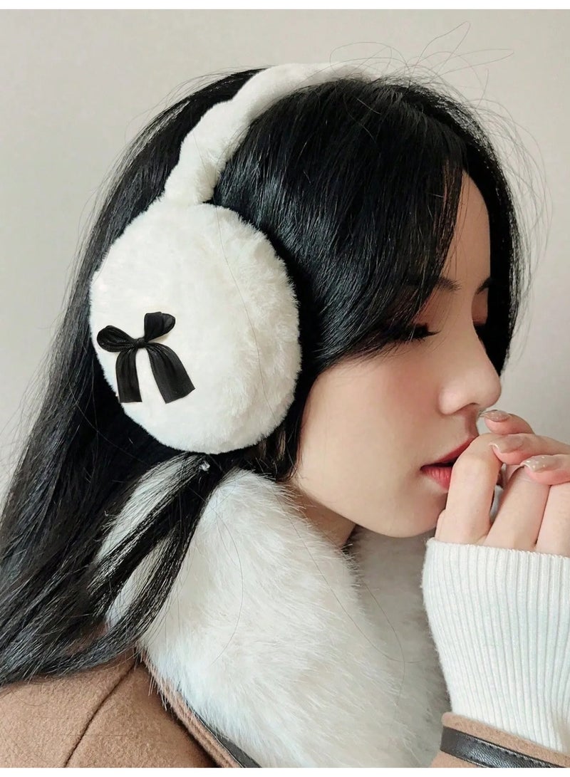 سماعات اذن شتويه نسائيه قابله للطي مصنوعه من فرو صناعي ناعم بتصميم أنيق وأنثوي مزين بفيونكه لطيفه تمنح دفئًا وحماية ممتازة للأذنين