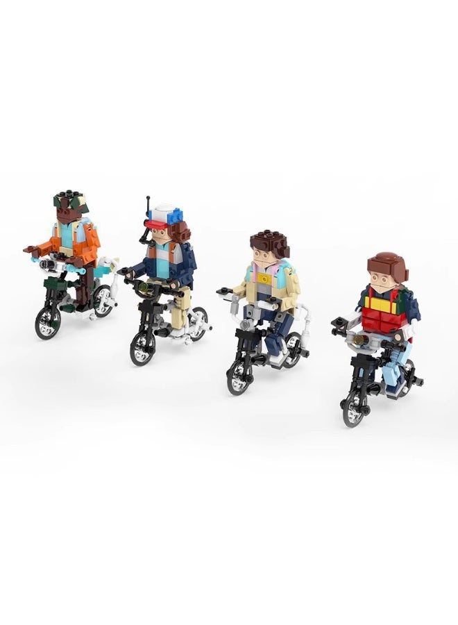 عام **طقم مكعبات بناء Stranger Things - 4 قطع شخصيات ركوب الدراجات، نسخة طبق الأصل من مشهد كلاسيكي، طقم طوب للمعجبين، ديكور المنزل والمكتب** - Image 1