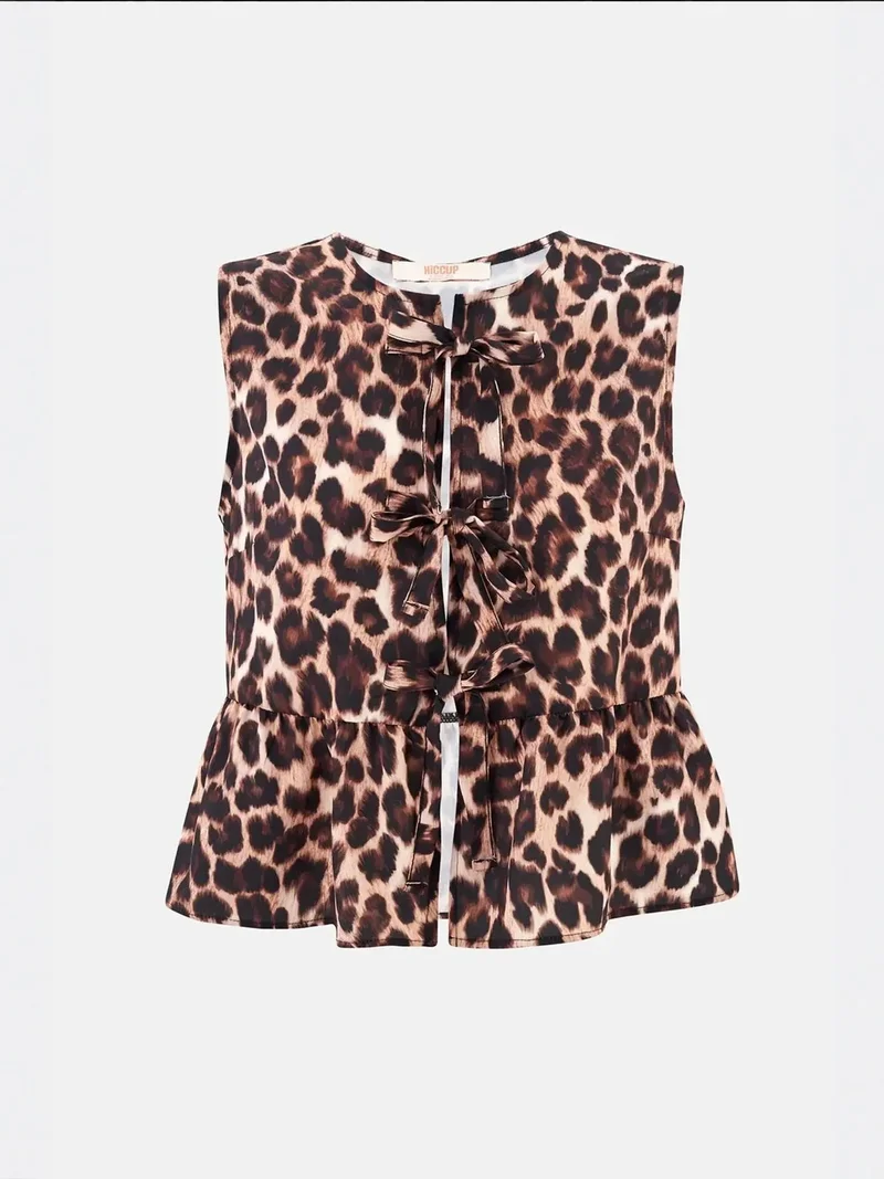 زوبعة بلوزة بطبعة جلد الفهد بقصة عادية وتفاصيل فيونكة