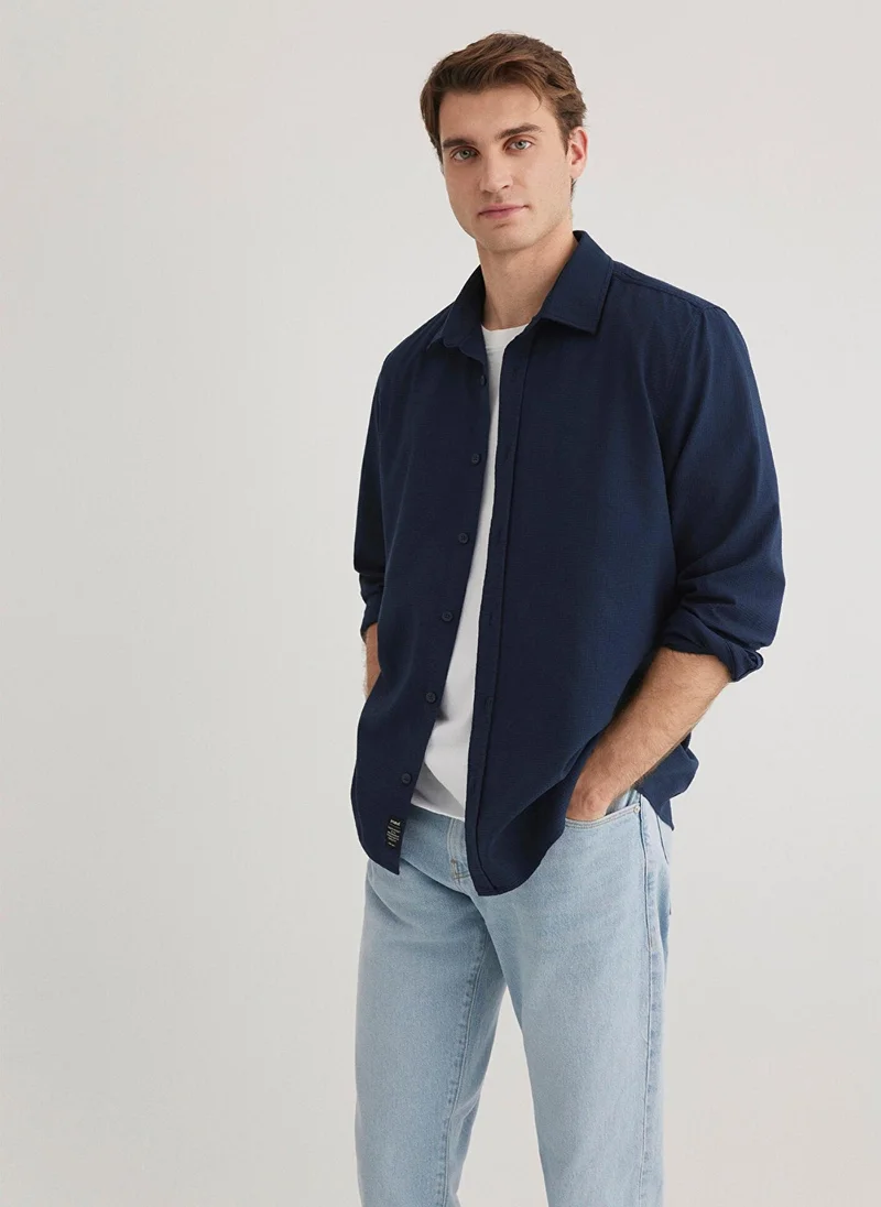 مافي قميص كحلي