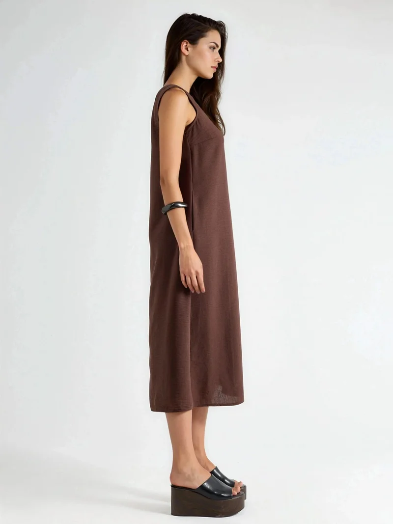 هيكاب فستان ميدي بياقة دائرية بدون أكمام وملمس كتان