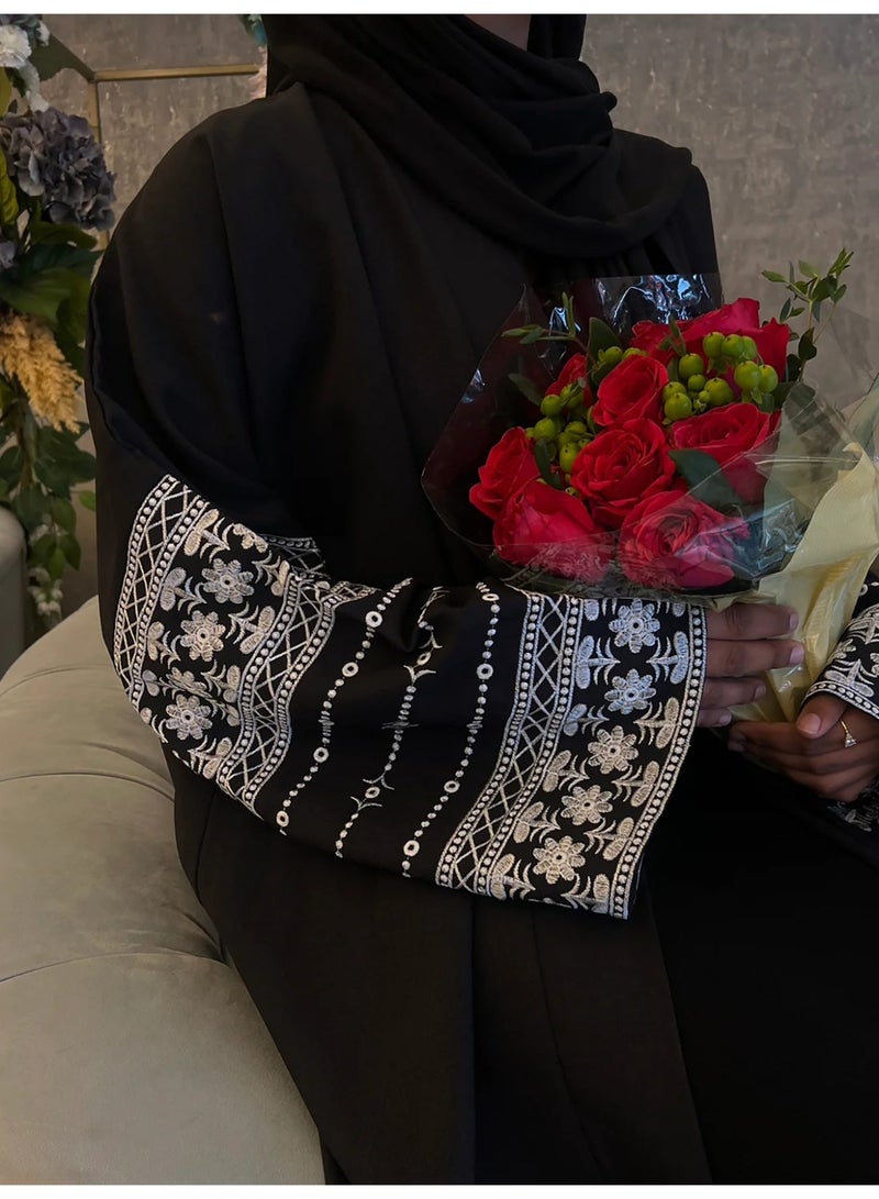 عباية نسائية سوداء مفتوحة من الأمام مع أكمام مطرزة بنقوش عربية - Image 2