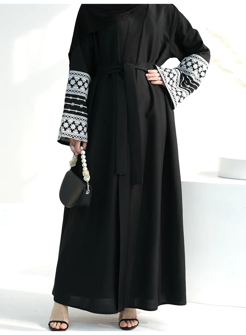 عباية نسائية سوداء مفتوحة من الأمام مع أكمام مطرزة بنقوش عربية - Image 3