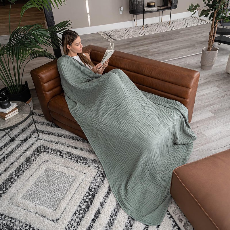 كومفي كلوبس بطانية قطنية مريحة من للبالغين، حجم كبير جدًا (مقاس كوين) 108” × 90”， تتميز بست طبقات من القطن الناعم والمريح، خفيفة الوزن، قابلة للغسيل في الغسالة، مصممة في الولايات المتحدة لجميع المواسم (لون رملي). - Image 2