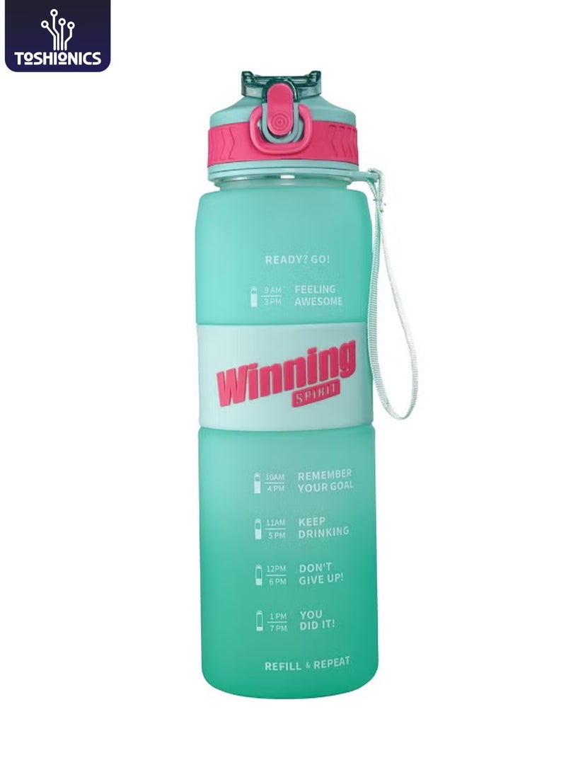توشيونيكس زجاجة مياه 1000 مل بشعار "روح الفوز التحفيزية" مع علامات زمنية، وغطاء قابل للقفل بلمسة واحدة، وقشة مدمجة قابلة للطي، ومقبض حمل واحد وغطاء غير قابل للانزلاق - خالية من مادة BPA، وغطاء مانع للتسرب، وصديقة للبيئة، مصنوعة من البلاستيك، وقابلة لإعادة الاستخدام، وزجاجة مياه تذكيرية للشرب للبالغين والأطفال في المدرسة والمكتب والترطيب اليومي وصالة الألعاب الرياضية واللياقة البدنية واليوغا وركوب الدراجات والمشي لمسافات طويلة والتخييم في الهواء الطلق والمشي لمسافات طويلة والرياضة والسفر، زجاجة سعة 32 أونصة - Image 1