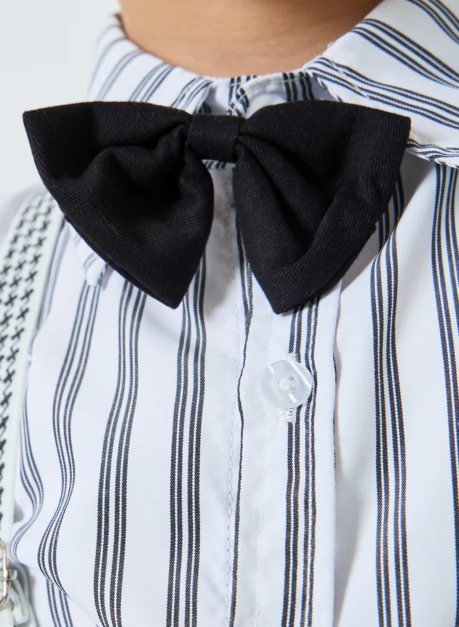 ستايلي مجموعة من بنطال ساسبيندر مع قميص مخطط وربطة فيونكة