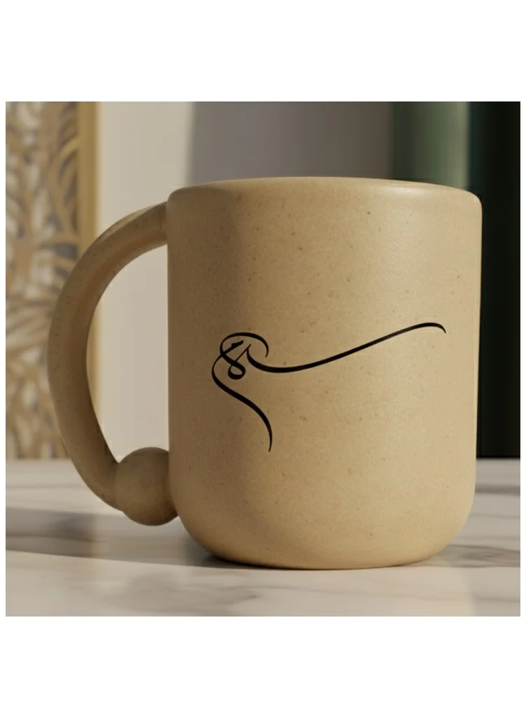 تحفة لوكس كوب تحفة لوكس بتصميم كرة خطية - كوب سيراميك مصنوع يدويًا بخطوط عربية وإنجليزية | خزفي بلون رملي | كوب قهوة وشاي بمقبض دائري بسيط، سعة 300 مل | هدية حرفية لحياة واعية
