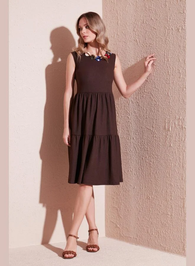 ليلا فستان ميدي بدون أكمام بقصة مريحة من ليلا