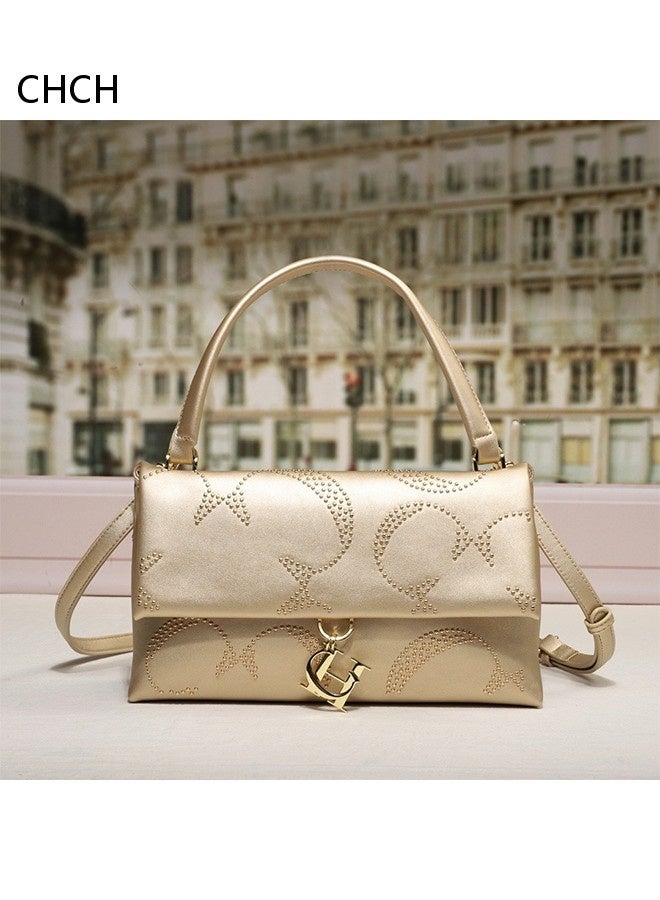 حقيبة يد مزينة بحروف موضوعة على الكتف