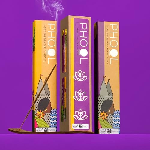 PHOOL LUXURY INCENSE مجموعة فاخرة من بخور التأمل من فهول - أعواد بخور طبيعية (ناجشامبا وبتشولي)، 80 عود بخور عضوي خالي من الفحم، عبوة من 2، حامل خشبي مجاني، يوغا وعبادة - Image 1