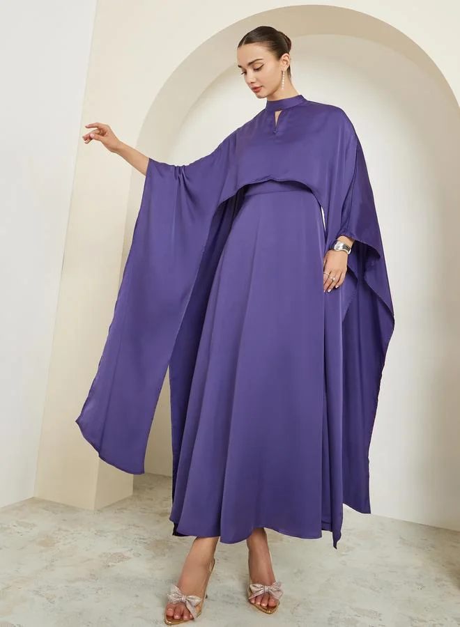 ستايلي فستان طويل بحافة واسعة ساتان بأكمام كيب