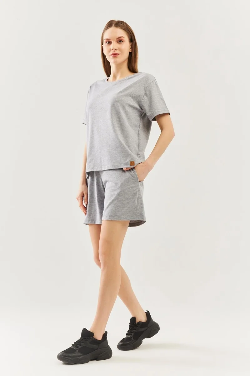 بوتيكجيز Gri Oversize Rahat Pamuklu Penye Bisiklet Yaka Kısa Kol Basic T-Shirt