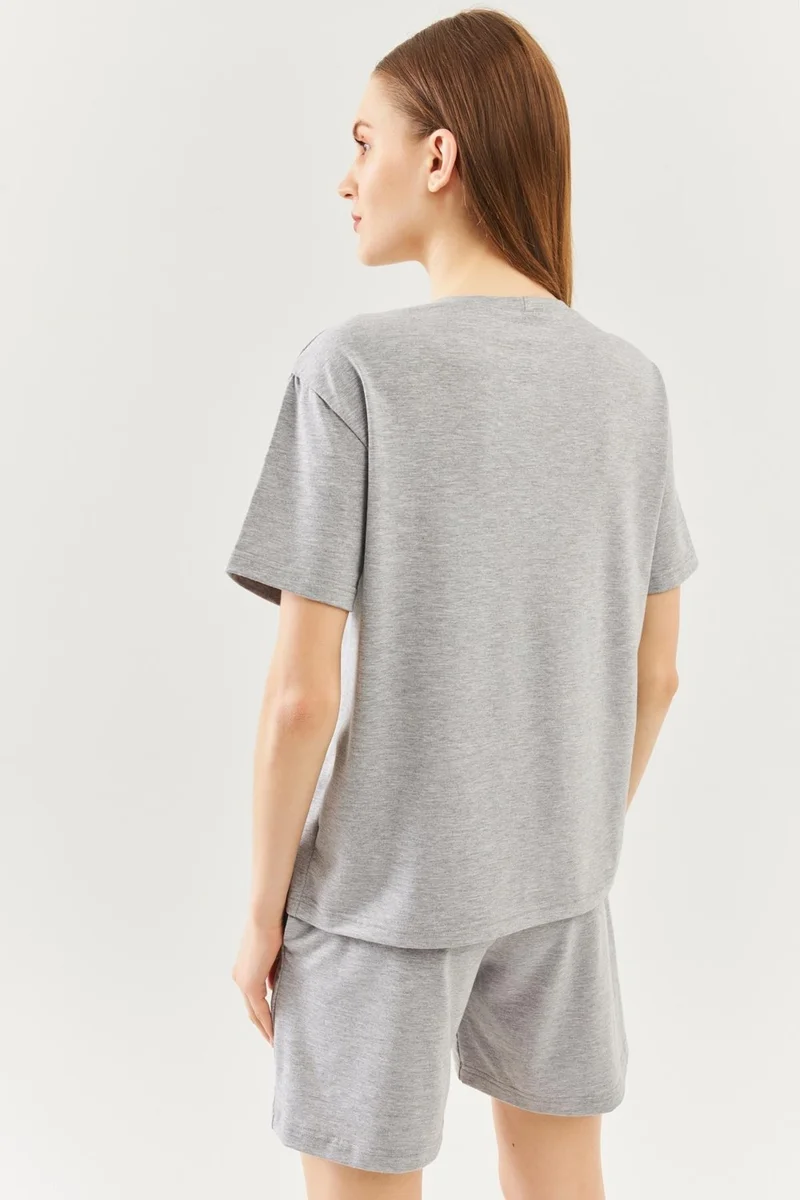 بوتيكجيز Gri Oversize Rahat Pamuklu Penye Bisiklet Yaka Kısa Kol Basic T-Shirt