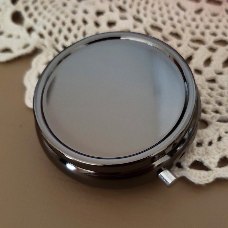 Houder Classy Gray Metal Pill Box Decorative Pill Case with Gift Box - Carry Your Meds in Style (Round) - Image 5