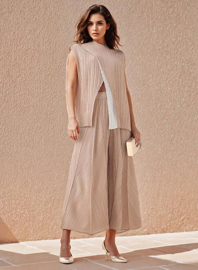 ايكونيك بلوزة بارزة الملمس دون أكمام وتفاصيل مفرّغة من آيكونيك