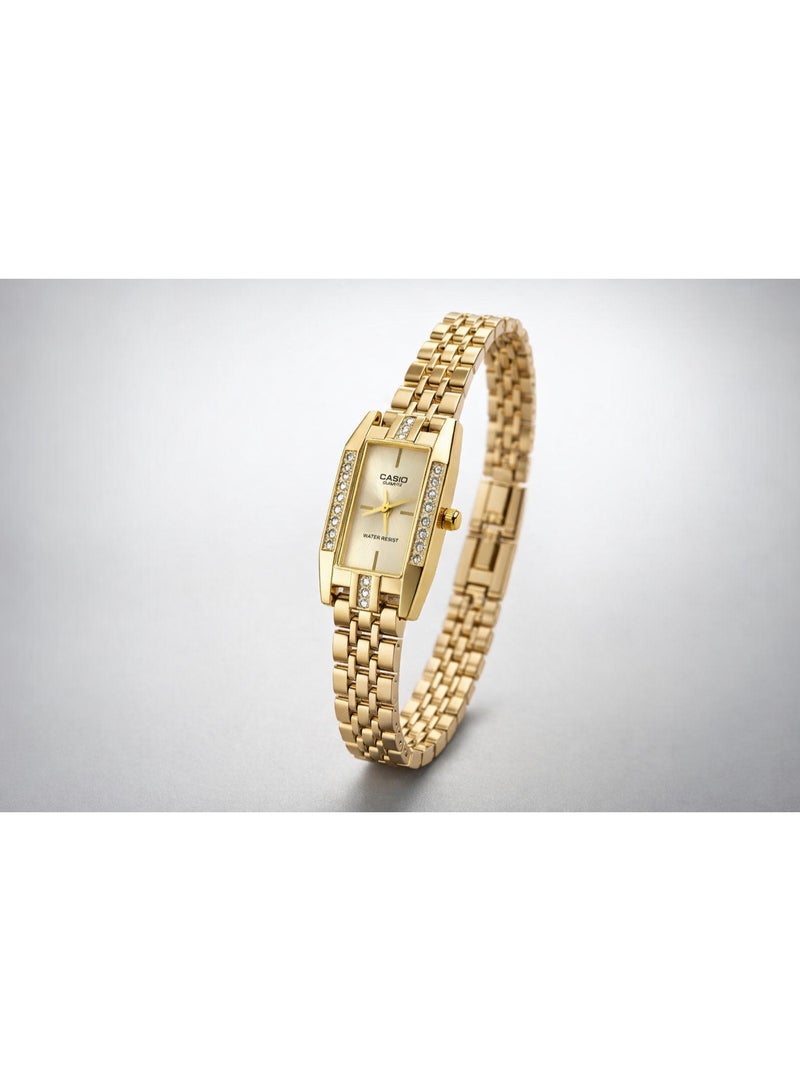ساعة كاسيو نسائية أنالوج أنيقة – ميناء ذهبي مع سوار ستانلس ستيل ذهبي وتصميم مرصع بالكريستال ومقاومة للماء