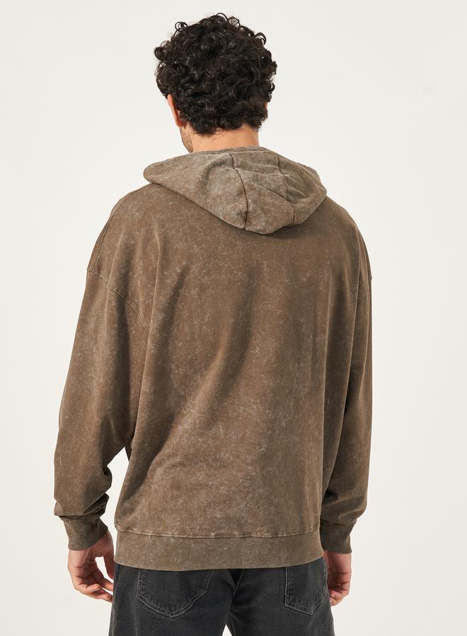 ستايلي هودي فضفاض بتفاصيل مشطوفة وزهرة مُطرّزة - Image 4