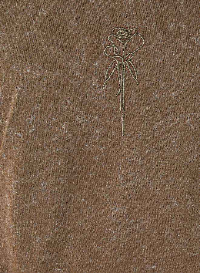 ستايلي هودي فضفاض بتفاصيل مشطوفة وزهرة مُطرّزة - Image 3