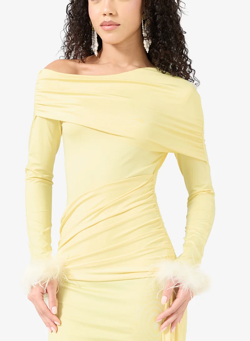 جينجر فستان بكتف ساقط وتصميم ملتف