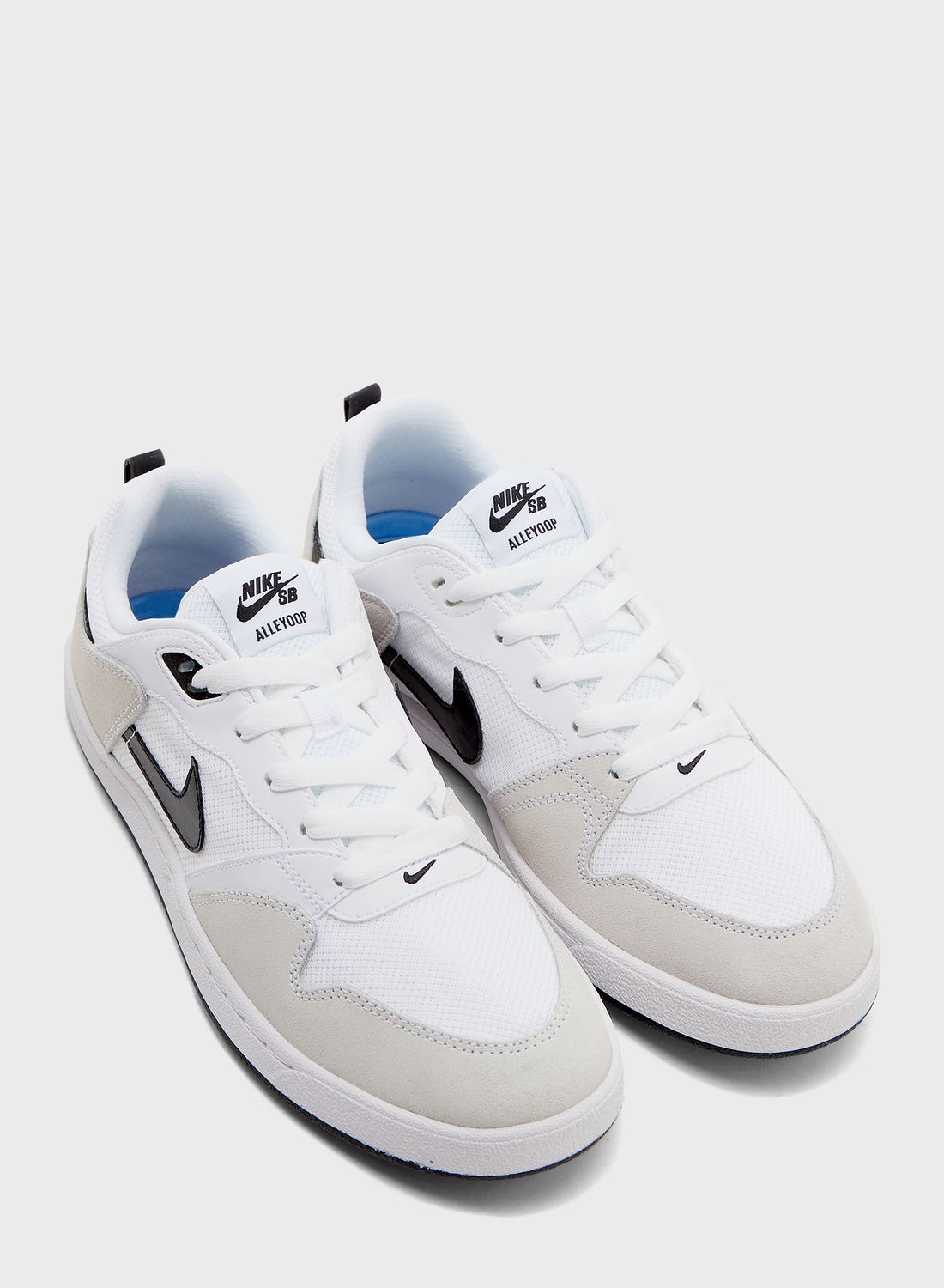 nike sb alleyoop trainers in white and blue