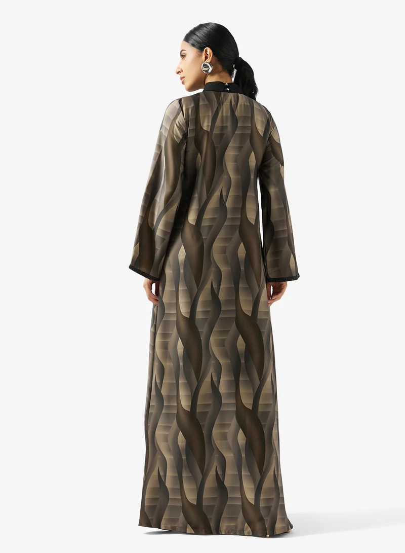 جولدن ابل جلابية مطبوعة بياقة على شكل حرف