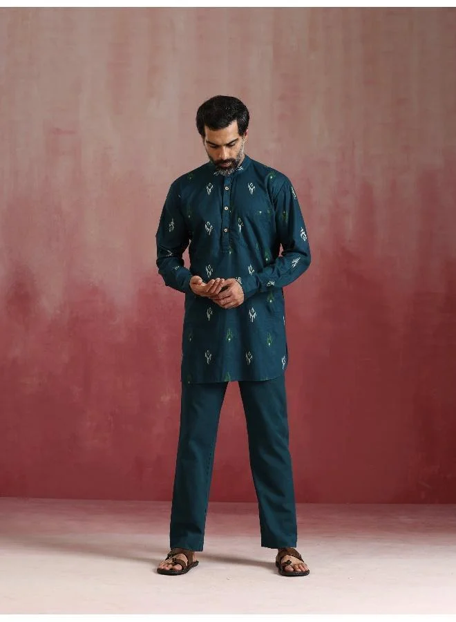 ترو برونز طقم كورتا رجالي بطبعة إيكات وياقة ماندرين باللون الأزرق