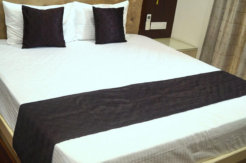 Vissage Double Bed Runner with 2 Cushion Covers, Droplets Design, Dark Brown - Image 1