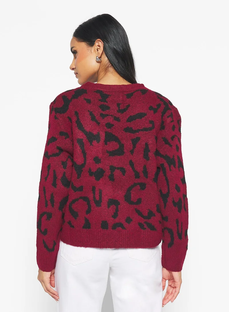 جينجر كارديجان بأزرار بطبعة جلد الفهد