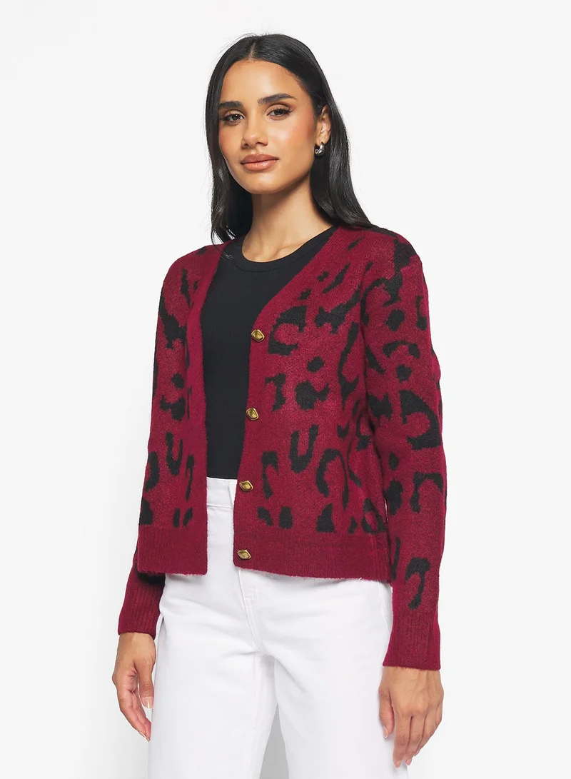 جينجر كارديجان بأزرار بطبعة جلد الفهد